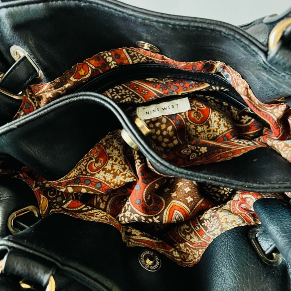 Black leather Nine West purse! The leather on this bag is AMAZING! Great quality - Picture 4 of 5